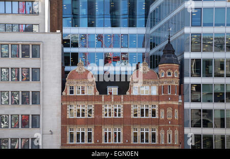 Edificio in stile vittoriano bordato in su entrambi i lati da un ufficio moderno blocchi su di farringdon Street, London EC4, Regno Unito Foto Stock