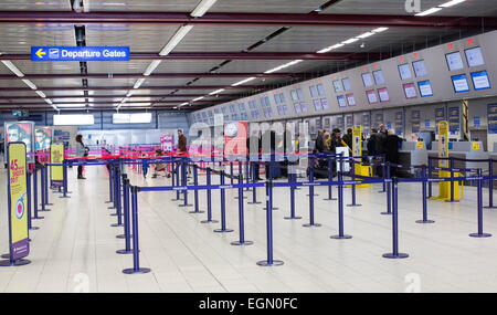 Dall' aeroporto di Luton checkin banchi check-in code di vuoto Foto Stock