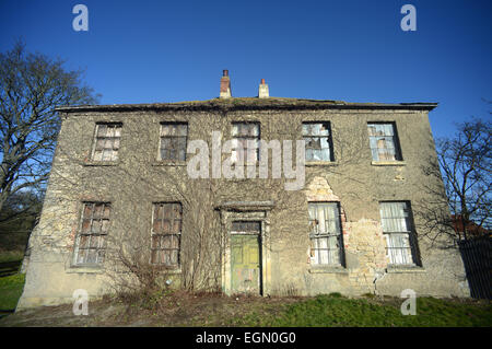 Vegetazione ed edera che cresce su sala vuota vicino a Leeds Yorkshire Regno Unito Foto Stock