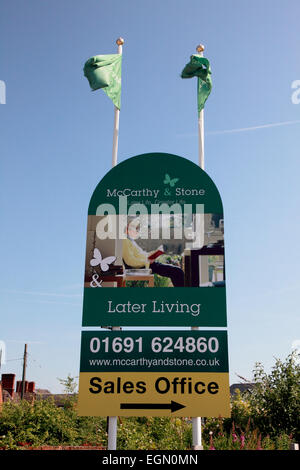 Sign in Ellesmere, Shropshire pubblicità la costruzione di McCarthy & Stone pensione appartamenti vivente Foto Stock