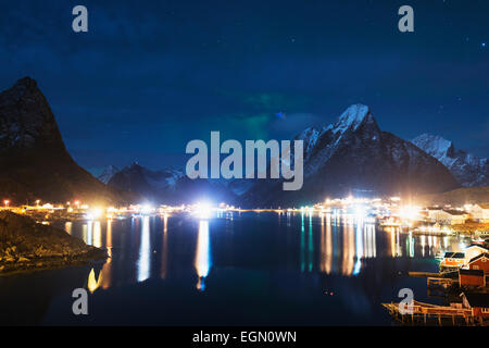L'Europa, Scandinavia, Norvegia, Isole Lofoten Moskenesoy, Reine, aurora boreale, luci del nord Foto Stock