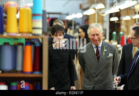 Ammanford, Carmarthenshire, Wales, Regno Unito. Il 27 febbraio, 2015. S.a.r. il Principe Carlo ha visitato il nuovo extenison del Corgi fabbrica di calze in Ammanford, Carmarthenshire, Wales, Regno Unito. Nella foto: il Principe Charles Credito: D Legakis/Alamy Live News Foto Stock
