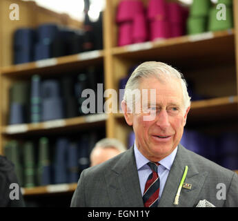 Ammanford, Carmarthenshire, Wales, Regno Unito. Il 27 febbraio, 2015. S.a.r. il Principe Carlo ha visitato il nuovo extenison del Corgi fabbrica di calze in Ammanford, Carmarthenshire, Wales, Regno Unito. Nella foto: il Principe Charles Credito: D Legakis/Alamy Live News Foto Stock