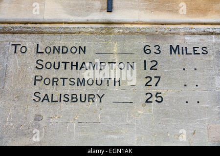 Distanze da Winchester a Londra, Southampton, Portsmouth & Salisbury, inscritto sulla parete del Guildhall, Winchester. Regno Unito Foto Stock