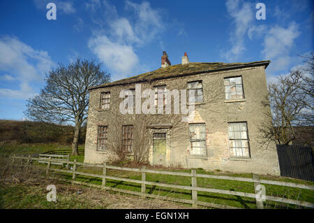 Vegetazione ed edera che cresce su sala vuota vicino a Leeds Yorkshire Regno Unito Foto Stock