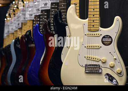 Il parafango chitarre elettriche in vendita presso il centro di chitarra sulla West 14th Street a Manhattan, New York City Foto Stock