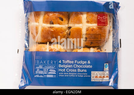 Pacchetto di Marks & Spencer 4 Toffee Fudge & Cioccolato Belga Hot Cross panini pronti per la Pasqua isolato su sfondo bianco Foto Stock