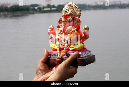 Portare indù Ganesha idolo per immersione in acqua del serbatoio durante il Ganesh Chathurthi festival settembre 15,2013 in Hyderabad,AP,l'India. Foto Stock