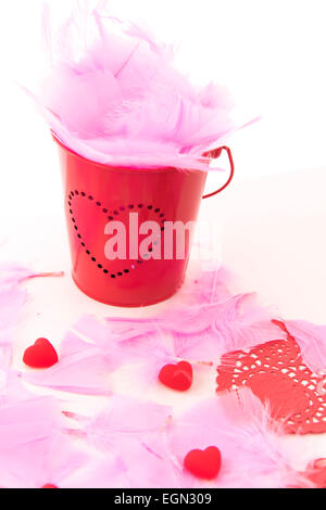 Il giorno di San Valentino decorazioni, piume rosa a forma di cuore caramelle Foto Stock