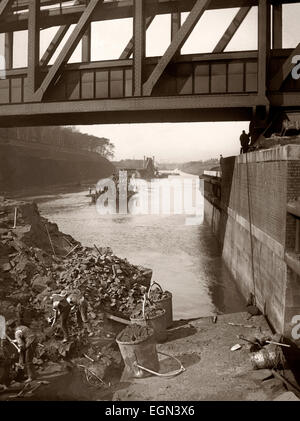 Navvies (lavoratori edili) presso l'Acquedotto Barton durante la costruzione del Manchester Ship Canal, Lancashire, c.1890 Foto Stock