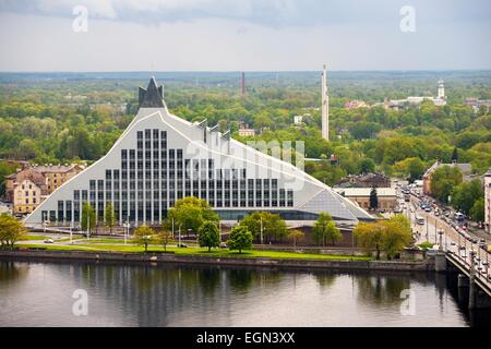 Riga, Lettonia. Il lettone Biblioteca Nazionale visto dopo il completamento in estate 2014. SW attraverso il Fiume Daugava Foto Stock