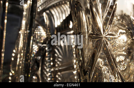 Immagine di sfondo di vetro con la luce del sole, prismi, arcobaleni e bokeh di fondo. Foto Stock