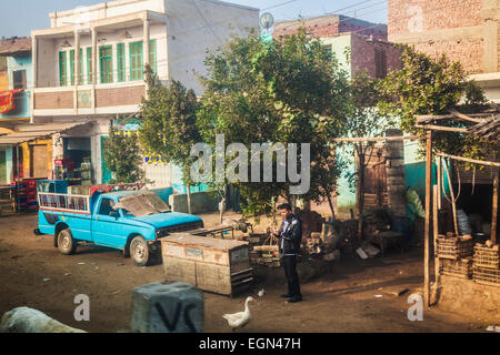 Un villaggio egiziano nel paesaggio rurale tra Luxor e Il Cairo. Foto Stock