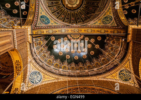 All'interno delle cupole della grande moschea di Muhammad Ali Pasha o Cittadella moschea in Cairo. Foto Stock