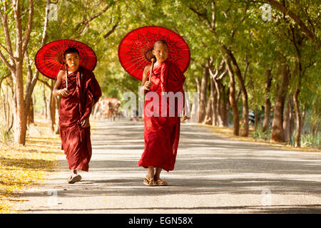 Due birmani monaci buddisti a piedi lungo una strada, Bagan, Myanmar ( Birmania ), Asia Foto Stock