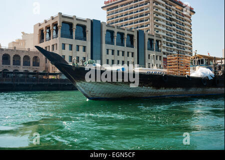 DUBAI, UAE-novembre 18: di legno vecchio arabo trading sulla nave Novembre 18, 2012 in Dubai, EAU. La tecnologia di costruzione navale è invariato fr Foto Stock