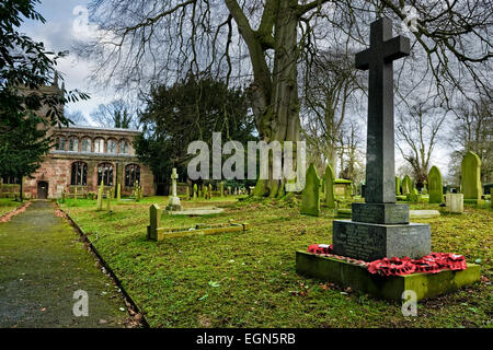 Sagrato della Chiesa di St Oswald, Brereton, Cheshire; chiesa in background; memoriale di guerra in primo piano. Foto Stock