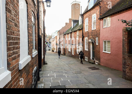 Una delle tante vie strette allineate con case a schiera a Shrewsbury Shropshire Foto Stock