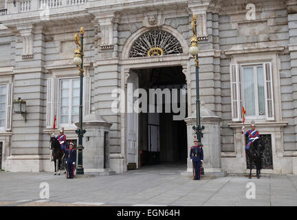 Cerimonia del cambio della guardia, protezioni presso il Palazzo Reale di Madrid, Spagna Foto Stock