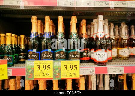 Riga, Lettonia. Ipermercato Rimi a nord dal centro città store. Supermercato corsia visualizza. L'alcol lettone champagne bottiglia di vino le vendite Foto Stock