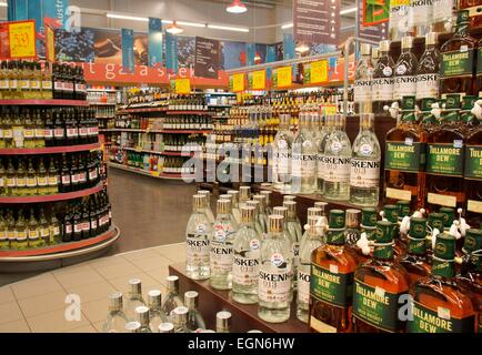 Riga, Lettonia. Ipermercato Rimi a nord dal centro città store. Supermercato corsia visualizza. Alcol, vodka, spirito di whiskey bottiglia vendite Foto Stock