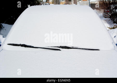 Nuovo strato di neve su un parabrezza di automobile presa sulla testa Foto Stock