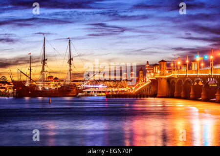 Sant'Agostino, Florida, Stati Uniti d'America cityscape presso il ponte di leoni su Atlantic Intracoastal Waterway. Foto Stock