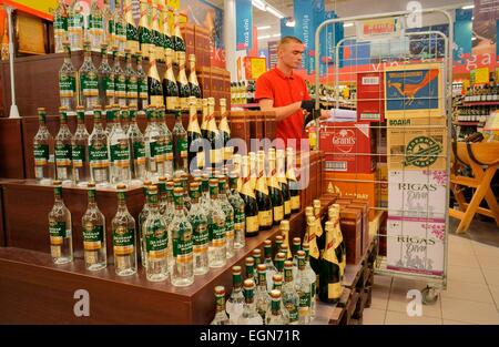 Riga, Lettonia. Ipermercato Rimi a nord dal centro città store. Supermercato corsia visualizza. L'alcol vodka, champagne spirito vendite bottiglia Foto Stock