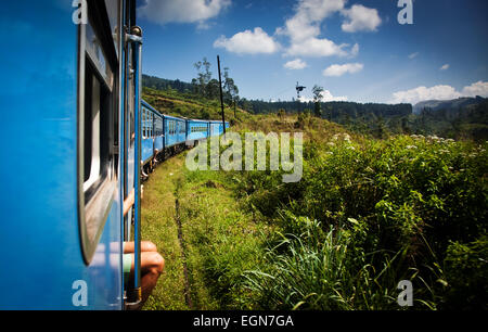 Treno da Nuwara Eliya a Kandy tra le piantagioni di tè negli altopiani dello Sri Lanka Foto Stock