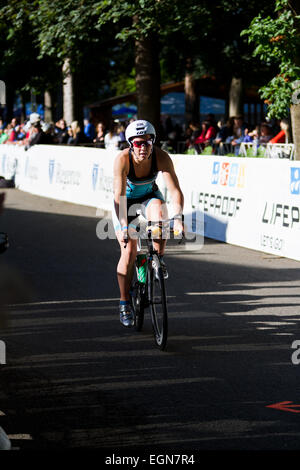 COEUR D ALENE, ID - 23 giugno: Nicole Pressprich, Triatleta sulla moto parte dell'Ironman Triathlon, 23 giugno 2013 in Coeur d' Foto Stock