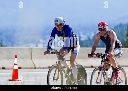 COEUR D ALENE, ID - 23 giugno: Klaus Wuttig e Devin Wahl,Triatleti sulla moto parte dell'Ironman Triathlon, 23 giugno 2013 in Foto Stock