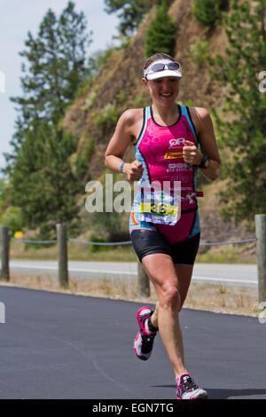 COEUR D ALENE, ID - 23 giugno: Caitlin neve. il secondo classificato triatleta mostrato nella corsa podistica di Ironman in giugno 23 2 Foto Stock