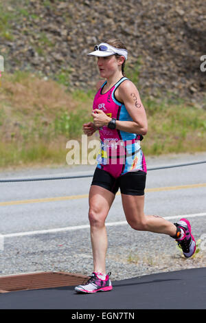 COEUR D ALENE, ID - 23 giugno: Caitlin neve. il secondo classificato triatleta mostrato nella corsa podistica di Ironman in giugno 23 2 Foto Stock