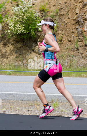 COEUR D ALENE, ID - 23 giugno: Caitlin neve. il secondo classificato triatleta mostrato nella corsa podistica di Ironman in giugno 23 2 Foto Stock