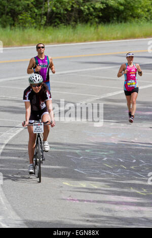 COEUR D ALENE, ID - 23 giugno: Caitlin neve. il secondo classificato triatleta mostrato nella corsa podistica di Ironman in giugno 23 2 Foto Stock