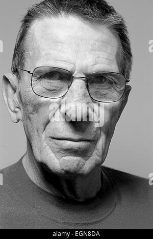 Los Angeles, California, USA. Il 27 febbraio, 2015. FILE - Leonard Nimoy, l'attore che ha vinto un seguito globale come il signor Spock, lo straniero di primo ufficiale della Starship Enterprise in televisione e serie Movie Star Trek,' morirono il venerdì mattina nella sua casa nel Bel Air, Los Angeles. Egli è stato 83. La moglie Susan Bay Nimoy, ha confermato la sua morte, dicendo che la causa era allo stadio terminale malattia polmonare ostruttiva cronica. Nella foto: Ott 01, 2002 - Miami, Florida, Stati Uniti d'America - Leonard Nimoy ritratto preso in Florida del Sud. Nimoy è un attore americano, regista, poeta, musicista e fotografo. (Credito Immagine: © D Foto Stock