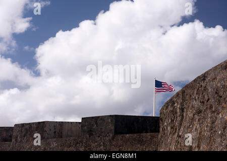 Bandiera americana orgogliosamente sventolare sulla storica fortezza militare Foto Stock