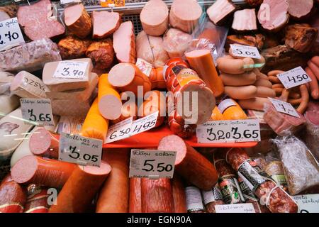Riga, Lettonia. Varietà di salsiccia indurito salame carne pressata in Centraltirgus, il più grande mercato alimentare negli Stati del Baltico Foto Stock