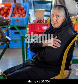 Signora mercato ortofrutticolo titolare di stallo nel mercato in Paphos Città Vecchia, Cipro Foto Stock