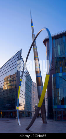 La scultura di alleanza al di fuori della citta' di Cardiff Central Library, Galles. Foto Stock