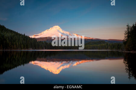 Impostazione sole sul Monte Cofano da Trillium Lago, Cascade Mountains, Oregon, Stati Uniti d'America Foto Stock