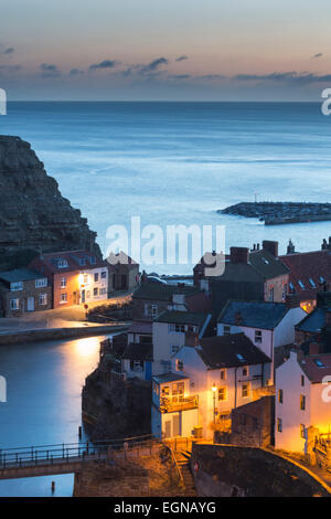 Lo spuntar del giorno su Staithes villaggio di pescatori sulla costa dello Yorkshire. Foto Stock