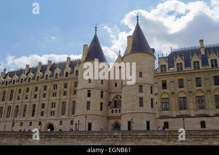 La conciergerie, una ex carcere utilizzato nella rivoluzione francese, Île de la Cité, Parigi, Francia, dal fiume Senna in agosto Foto Stock