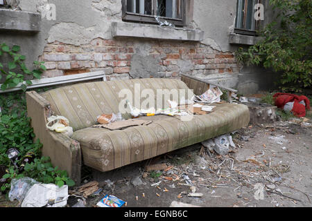 Home abbandonati con divano abbandonati al di fuori Foto Stock