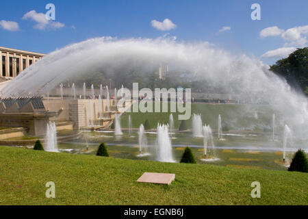 Le fontane di acqua nei Giardini del Trocadero o Jardins du Trocadéro vicino alla Torre Eiffel, Parigi, Francia nel mese di agosto Foto Stock