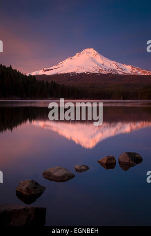 Impostazione sole sul Monte Cofano da Trillium Lago, Cascade Mountains, Oregon, Stati Uniti d'America Foto Stock