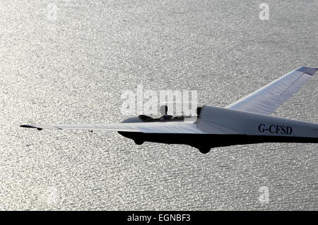 AJAXNETPHOTO - 24agosto, 2011. Esher, Inghilterra. - Innalza sul mare - UN PNGC TWIN SEDE GLIDER vola sopra il SOLENT. Foto;JONATHAN EASTLAND/AJAX REF:D2X 110209 1576 Foto Stock