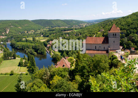 Fiume Lot & campagna circostante dal borgo medievale di Saint-Cirq Lapopie, lotto reparto, a sud-ovest della Francia nel mese di agosto Foto Stock