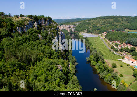 Fiume Lot & campagna circostante dal borgo medievale di Saint-Cirq Lapopie, lotto reparto, a sud-ovest della Francia nel mese di agosto Foto Stock