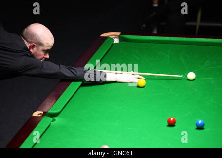 Gdynia, Polonia. Il 27 febbraio, 2015. PTC Gdynia Snooker polacco Open 2015. Liang facce Wenbo Robbie Williams durante il primo giorno del torneo a Gdynia Arena sports hall Credito: Michal Fludra/Alamy Live News Foto Stock